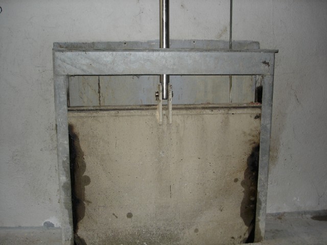 Zulaufschieber mit offenem Schieberblatt im Pumpenraum
