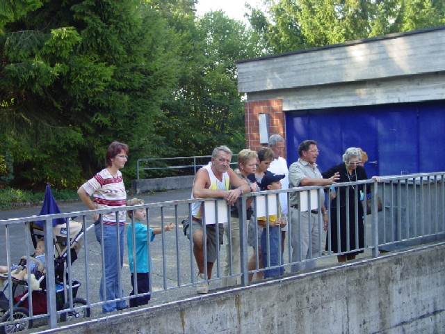 Führung durch Betriebsleiter Josef Vogt am Wassertag hier eine Kleinere Gruppen beim Rohwasserpumpwerk am 20.09.2003